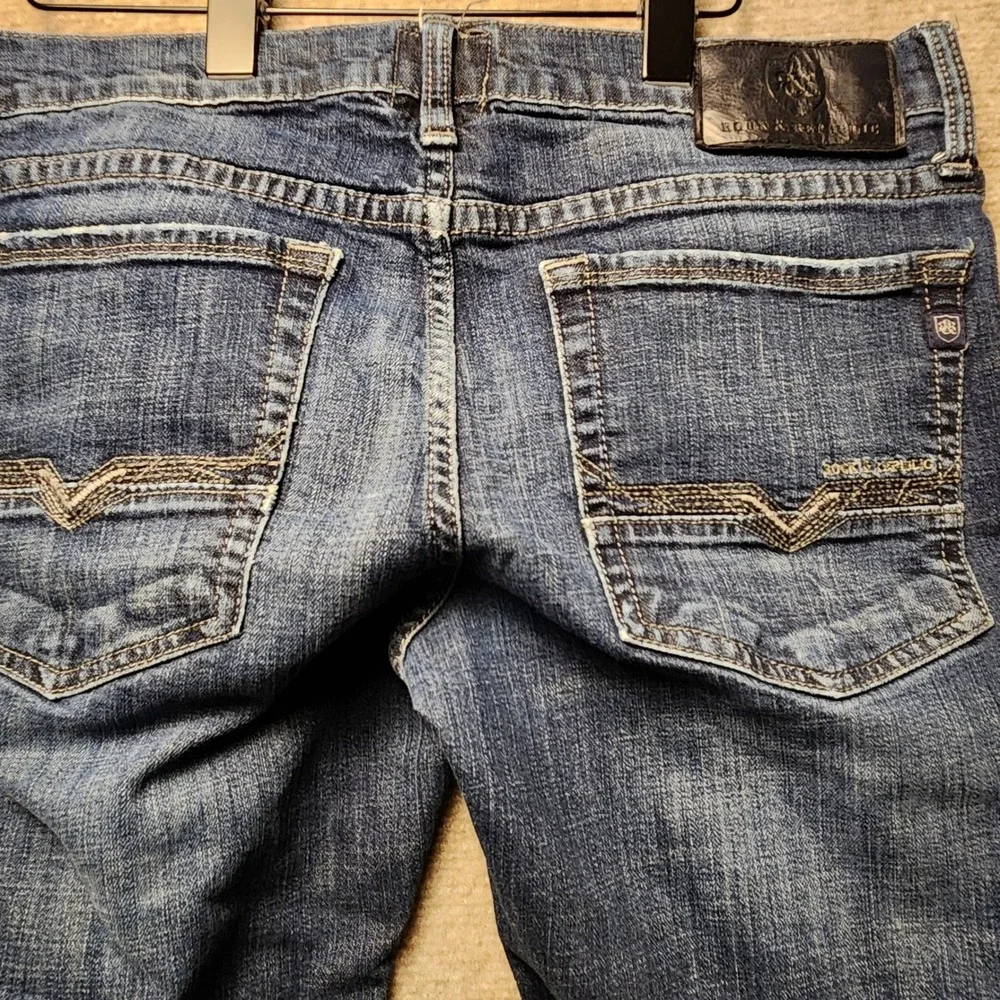 Rock & Republic Jeans Mens 32 Blue Medium Wash Straight Leg Embroidered Denim
